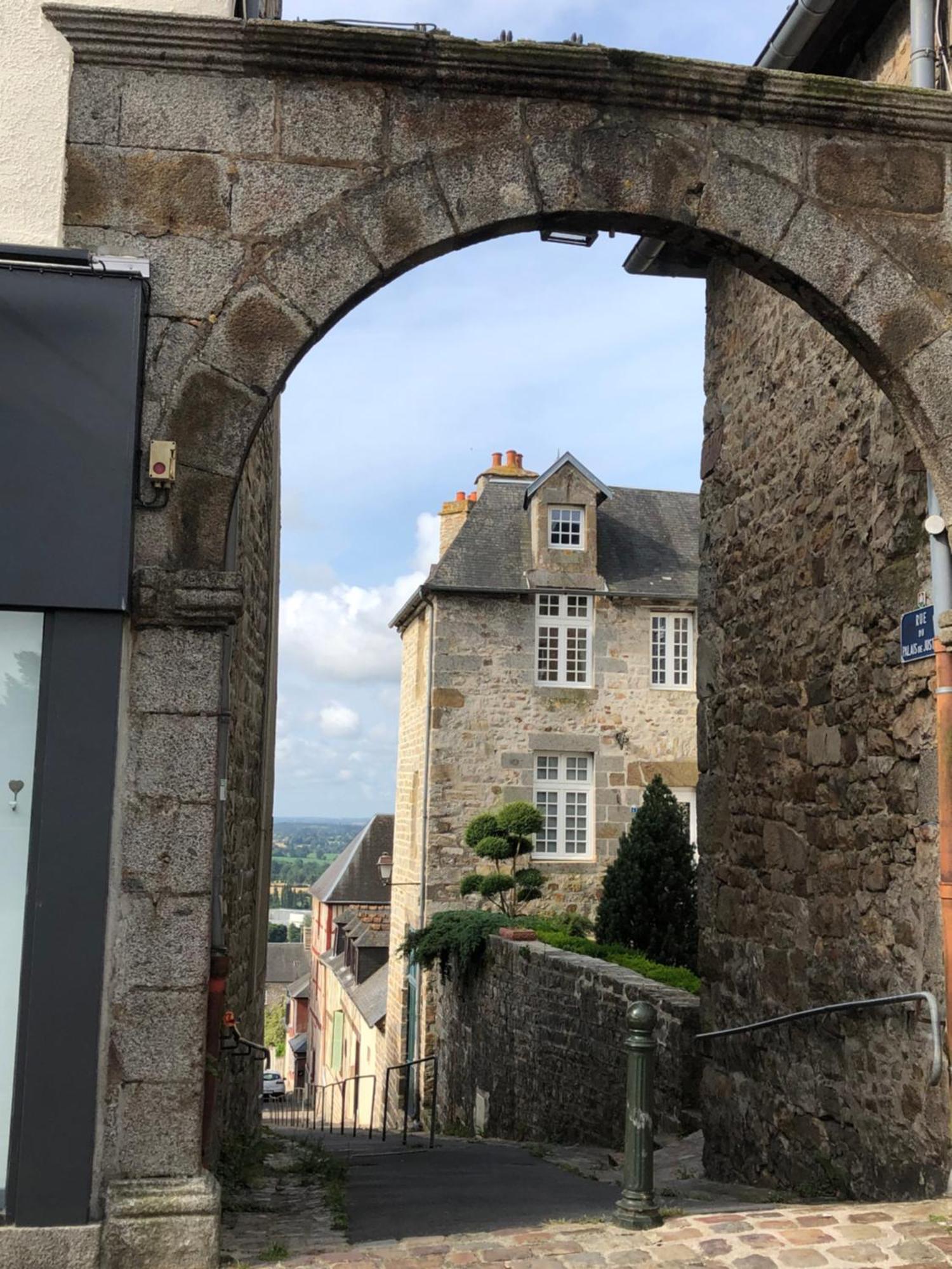 La Maison Sur Les Remparts Донфрон Экстерьер фото