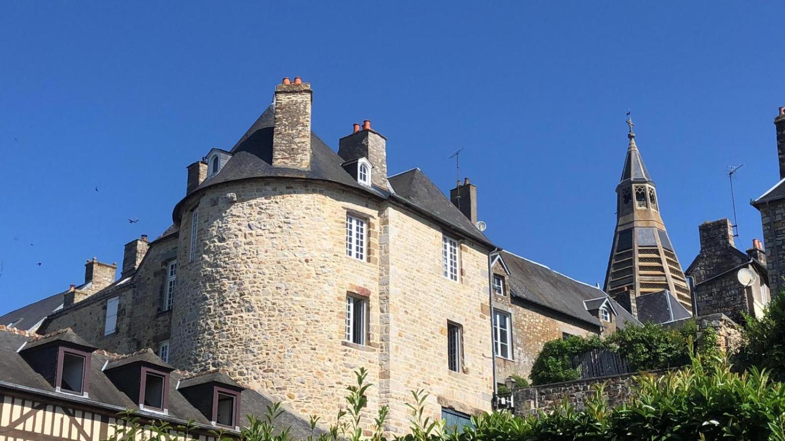 La Maison Sur Les Remparts Донфрон Экстерьер фото